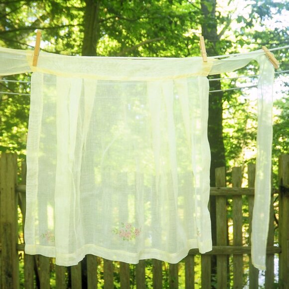 VTG Pale Yellow Fancy Illusion Hostess Apron Pleated w/ Floral Design on Hem - Picture 7 of 7